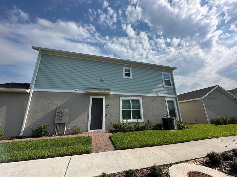 合同活跃: $2,700 (4 贝兹, 3 浴室, 1920 平方英尺)