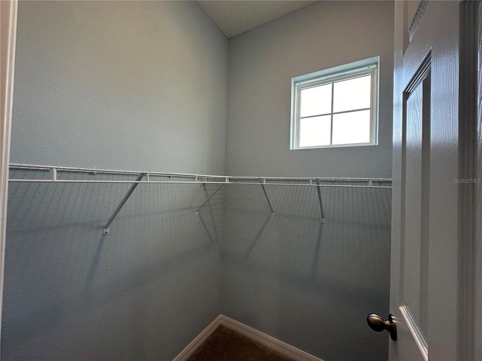 合同活跃: $2,700 (4 贝兹, 3 浴室, 1920 平方英尺)