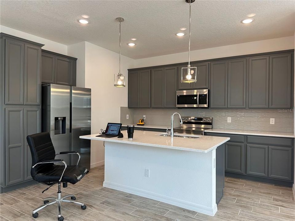 合同活跃: $2,700 (4 贝兹, 3 浴室, 1920 平方英尺)