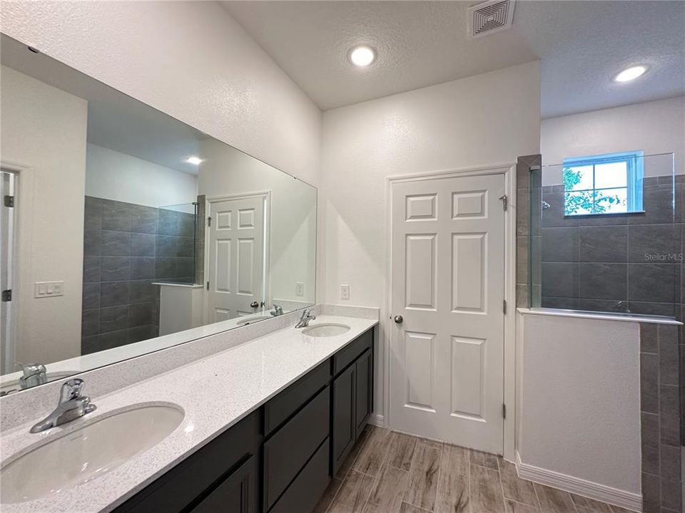 合同活跃: $2,700 (4 贝兹, 3 浴室, 1920 平方英尺)