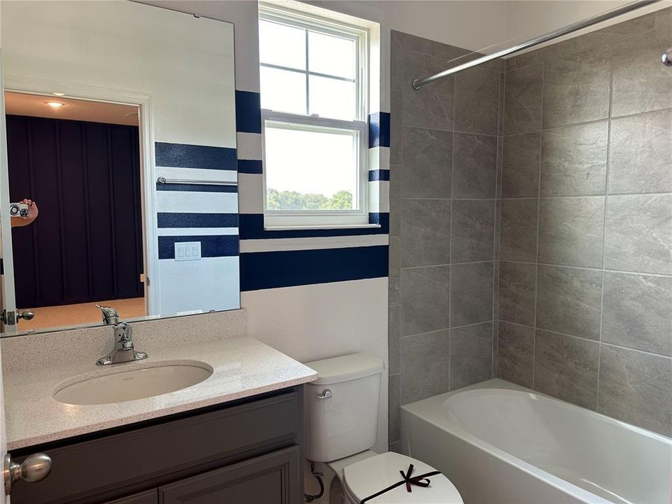 合同活跃: $2,700 (4 贝兹, 3 浴室, 1920 平方英尺)