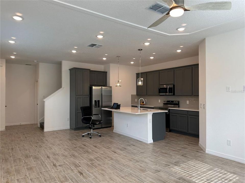 合同活跃: $2,700 (4 贝兹, 3 浴室, 1920 平方英尺)