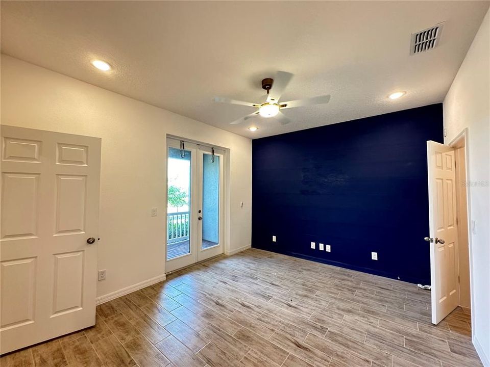 合同活跃: $2,700 (4 贝兹, 3 浴室, 1920 平方英尺)