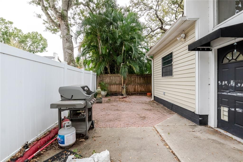 Activo con contrato: $550,000 (3 camas, 2 baños, 1756 Pies cuadrados)