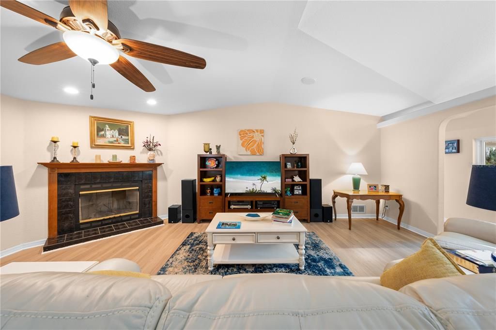 合同活跃: $679,900 (3 贝兹, 3 浴室, 1986 平方英尺)