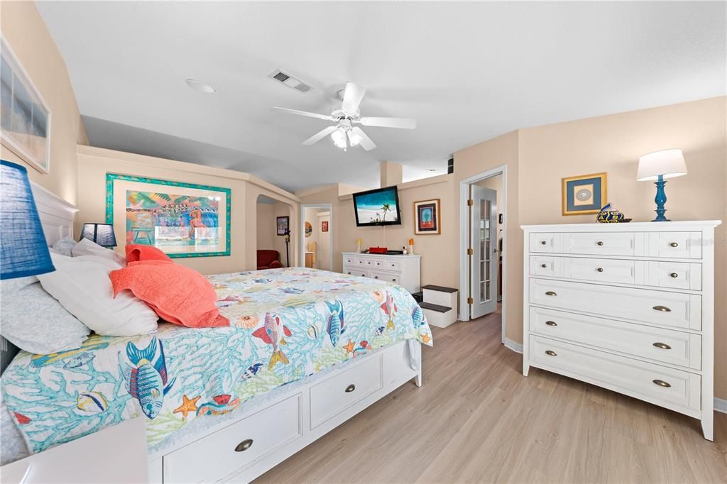 合同活跃: $679,900 (3 贝兹, 3 浴室, 1986 平方英尺)