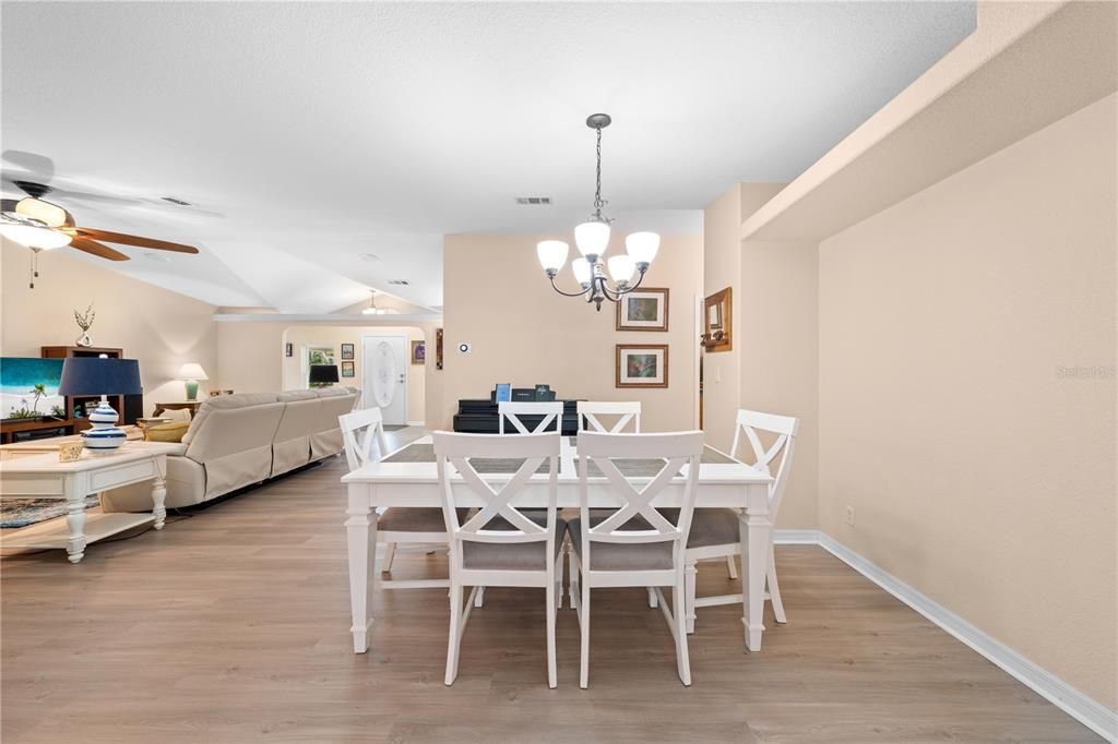 合同活跃: $679,900 (3 贝兹, 3 浴室, 1986 平方英尺)