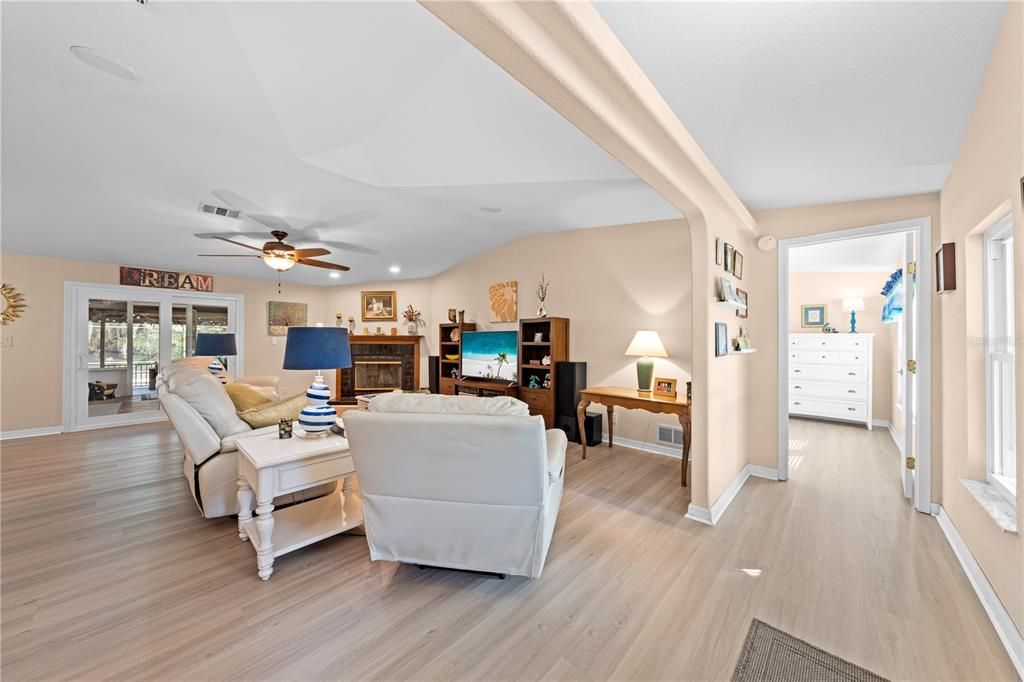 合同活跃: $679,900 (3 贝兹, 3 浴室, 1986 平方英尺)