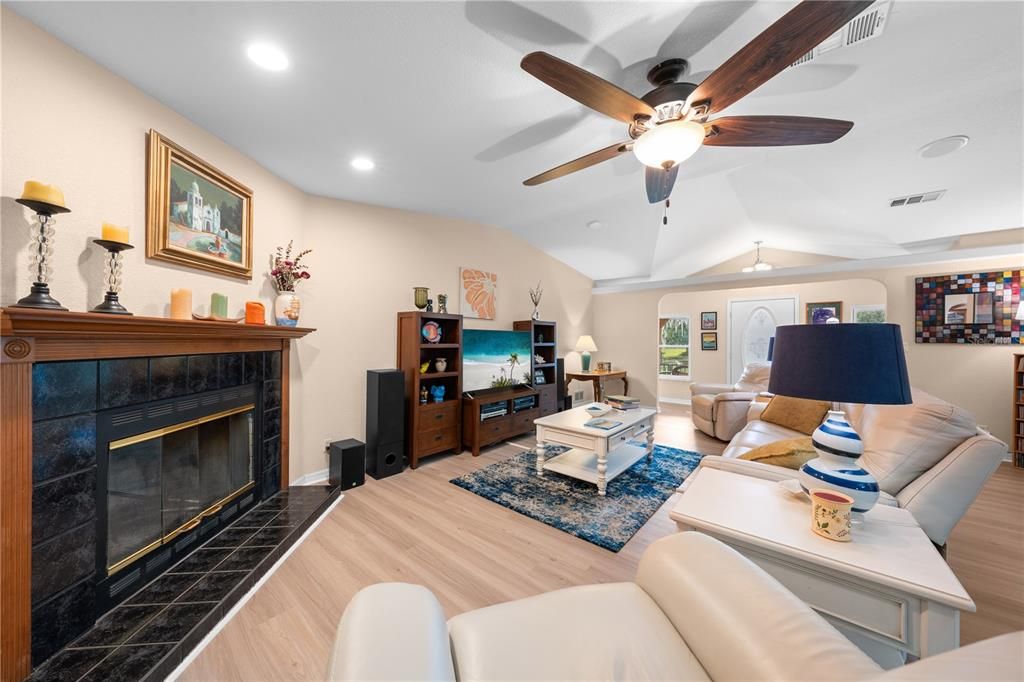 合同活跃: $679,900 (3 贝兹, 3 浴室, 1986 平方英尺)