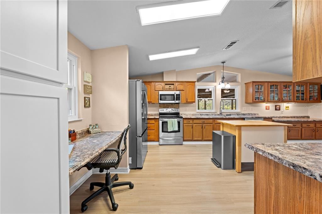 合同活跃: $679,900 (3 贝兹, 3 浴室, 1986 平方英尺)