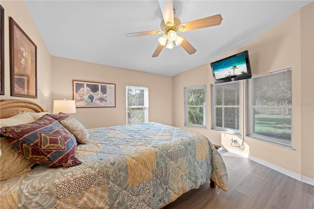 合同活跃: $679,900 (3 贝兹, 3 浴室, 1986 平方英尺)