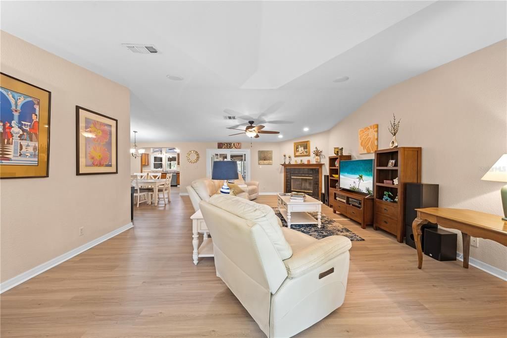 合同活跃: $679,900 (3 贝兹, 3 浴室, 1986 平方英尺)