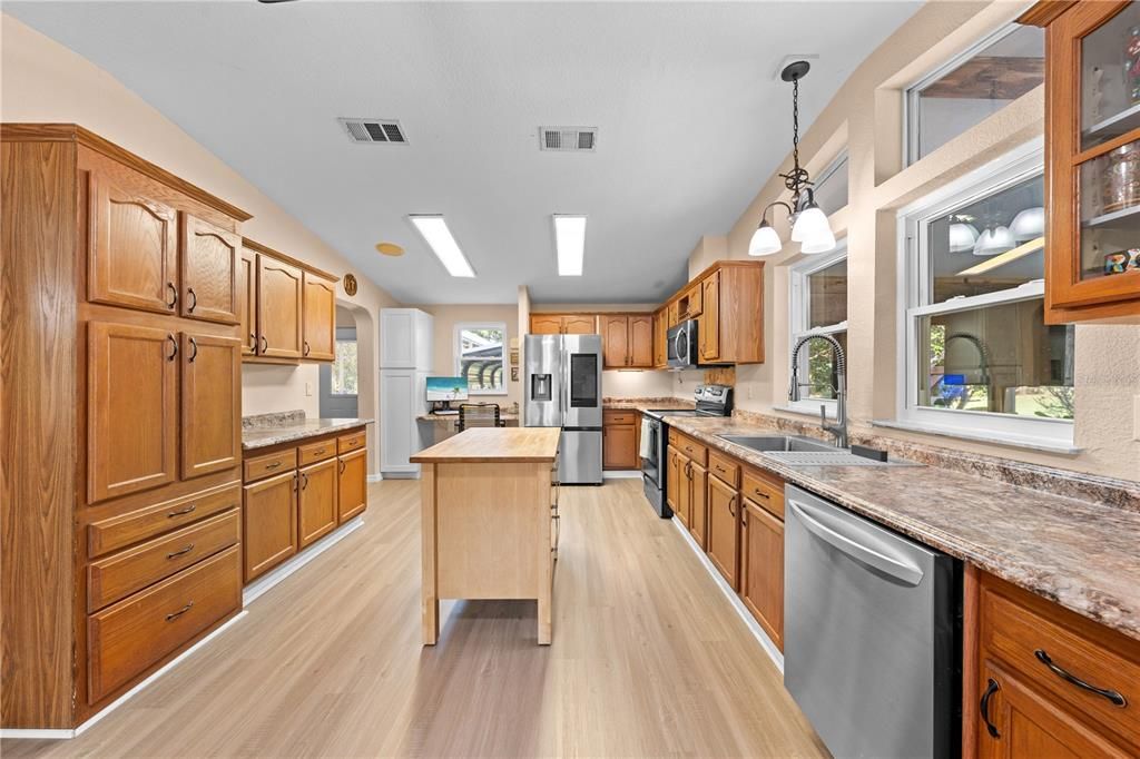 合同活跃: $679,900 (3 贝兹, 3 浴室, 1986 平方英尺)