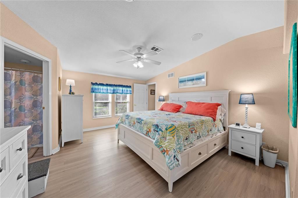 合同活跃: $679,900 (3 贝兹, 3 浴室, 1986 平方英尺)