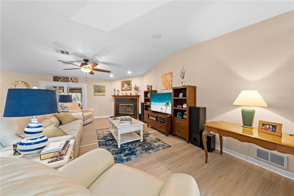 合同活跃: $679,900 (3 贝兹, 3 浴室, 1986 平方英尺)