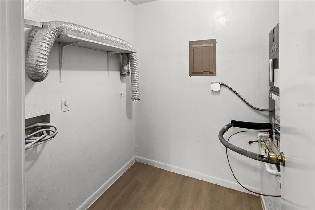 For Rent: $995 (2 beds, 1 baths, 884 Square Feet)