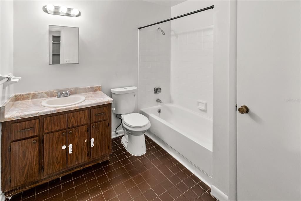 For Rent: $995 (2 beds, 1 baths, 884 Square Feet)