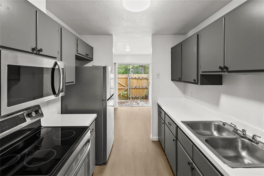 For Rent: $995 (2 beds, 1 baths, 884 Square Feet)