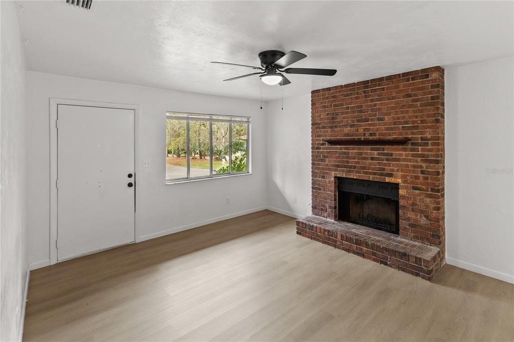 For Rent: $995 (2 beds, 1 baths, 884 Square Feet)