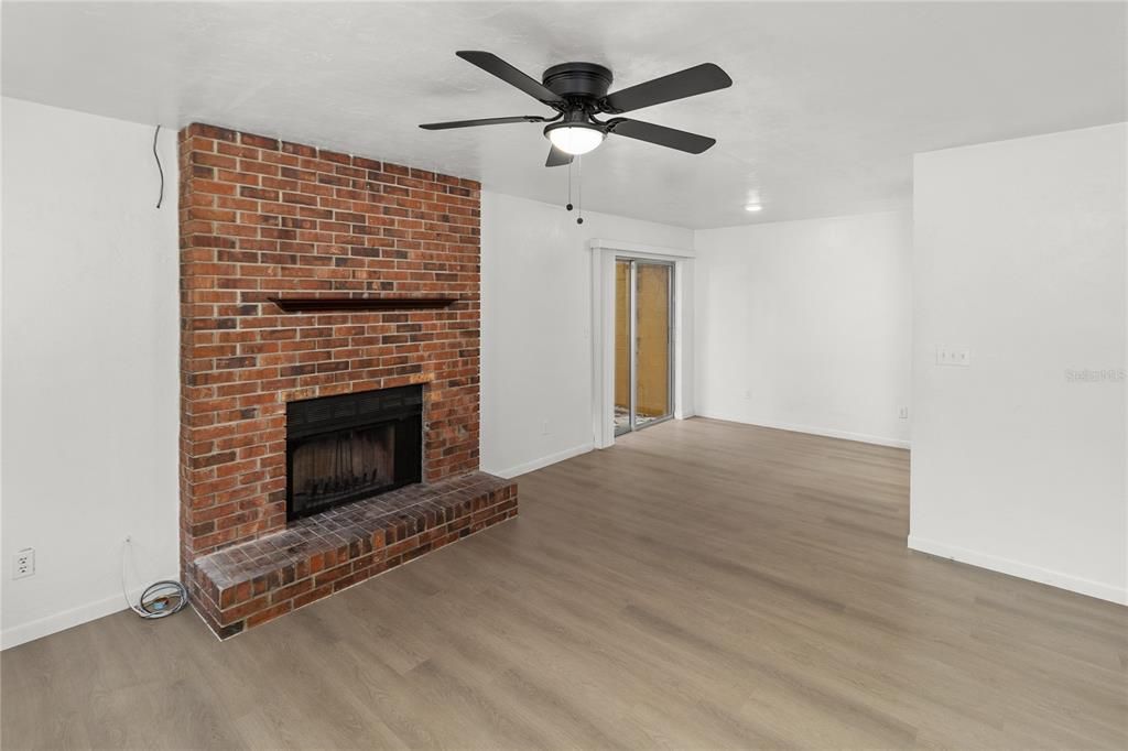 For Rent: $995 (2 beds, 1 baths, 884 Square Feet)