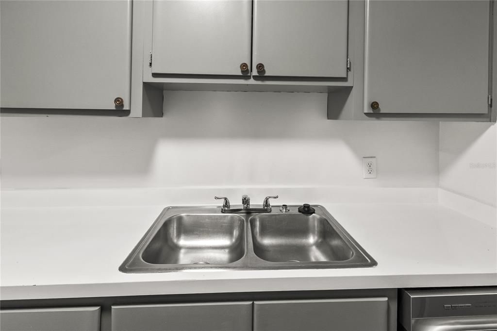 For Rent: $995 (2 beds, 1 baths, 884 Square Feet)