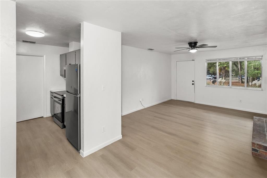 For Rent: $995 (2 beds, 1 baths, 884 Square Feet)