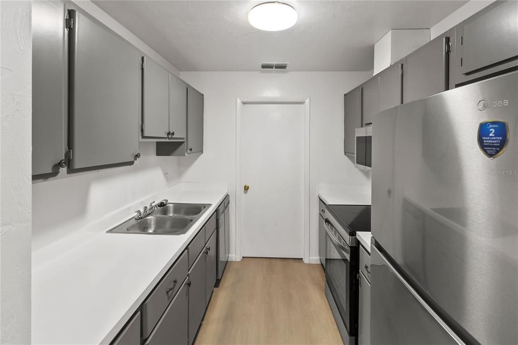 For Rent: $995 (2 beds, 1 baths, 884 Square Feet)