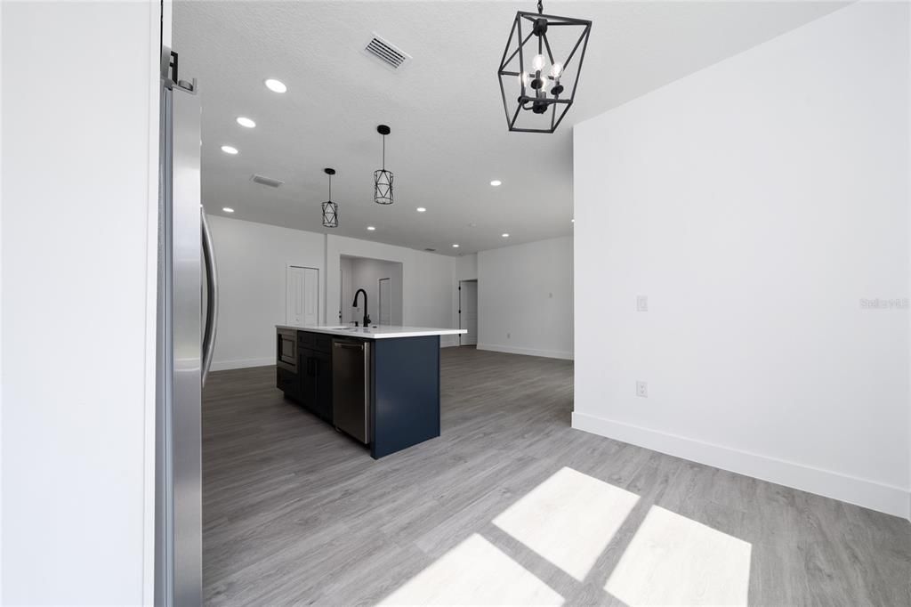 出租: $2,500 (4 贝兹, 2 浴室, 1856 平方英尺)