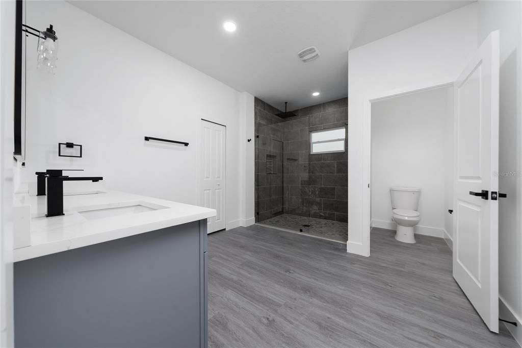 出租: $2,500 (4 贝兹, 2 浴室, 1856 平方英尺)