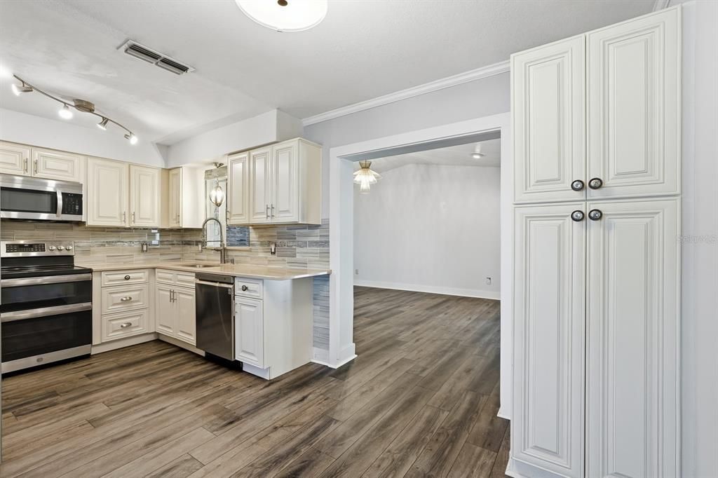 For Sale: $269,000 (3 beds, 2 baths, 1563 Square Feet)