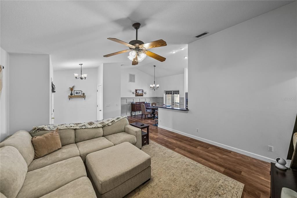 Active With Contract: $389,900 (3 beds, 2 baths, 1647 Square Feet)