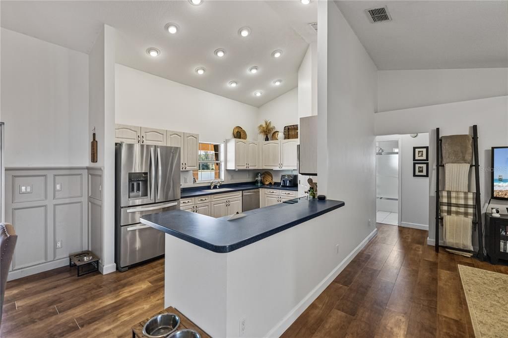 Active With Contract: $389,900 (3 beds, 2 baths, 1647 Square Feet)