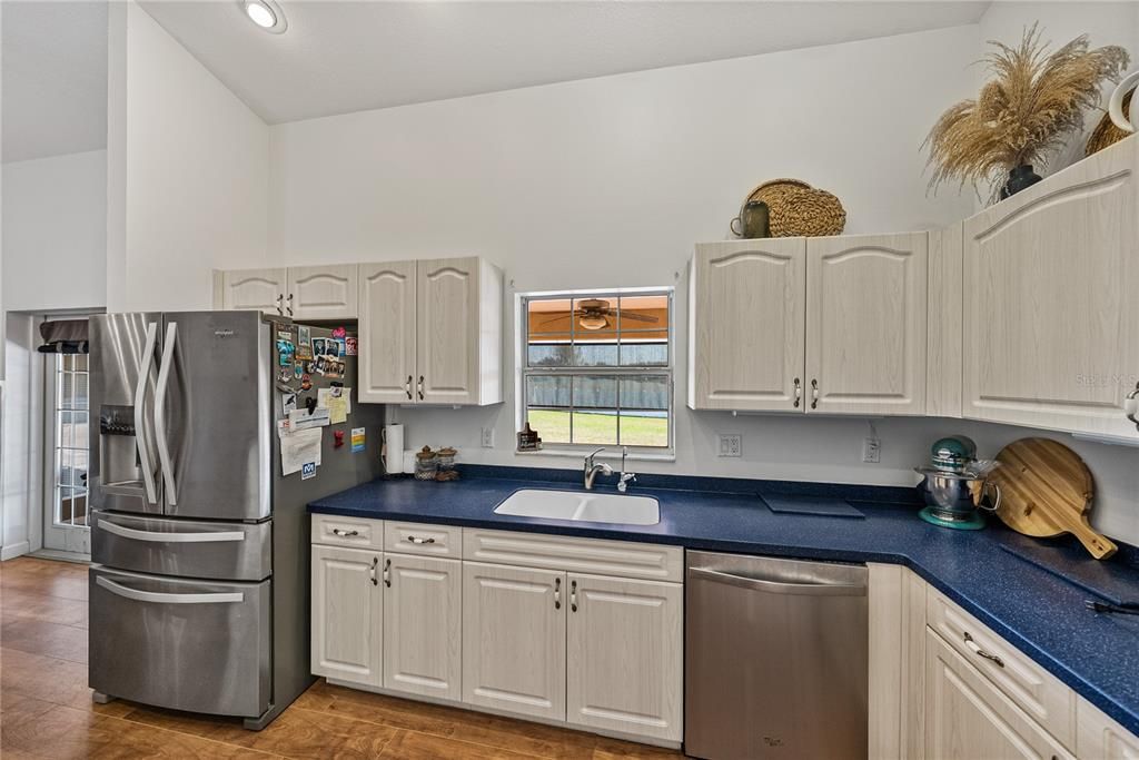 Active With Contract: $389,900 (3 beds, 2 baths, 1647 Square Feet)