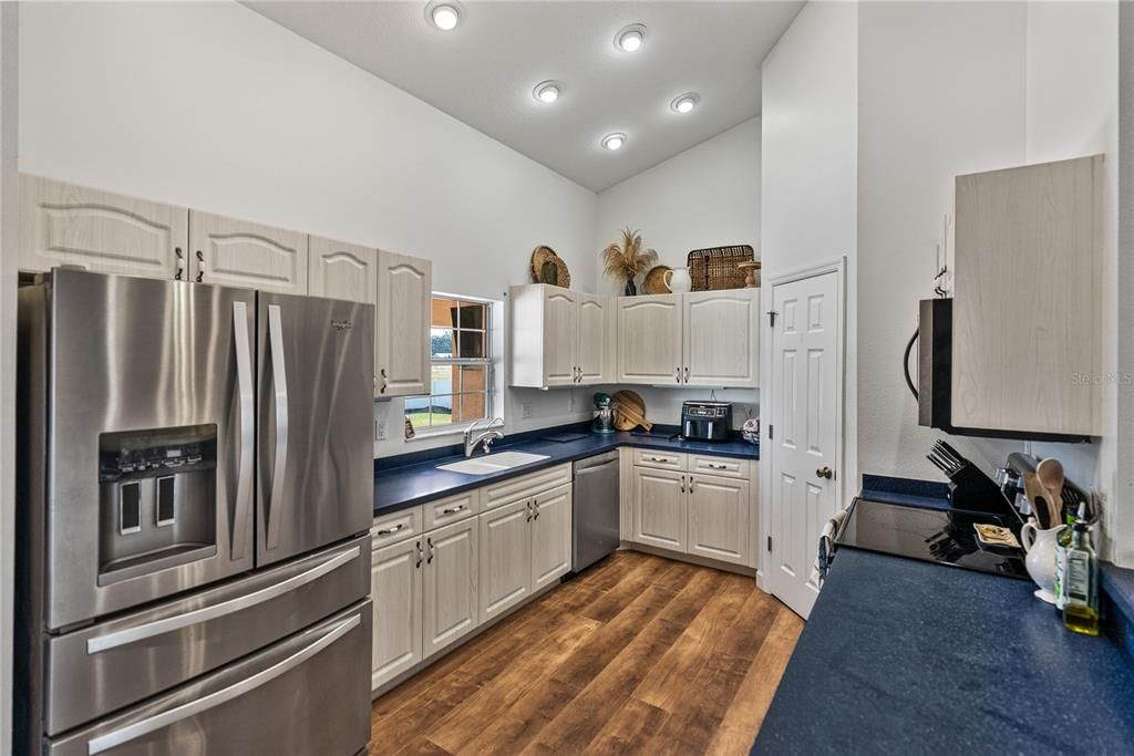 Active With Contract: $389,900 (3 beds, 2 baths, 1647 Square Feet)