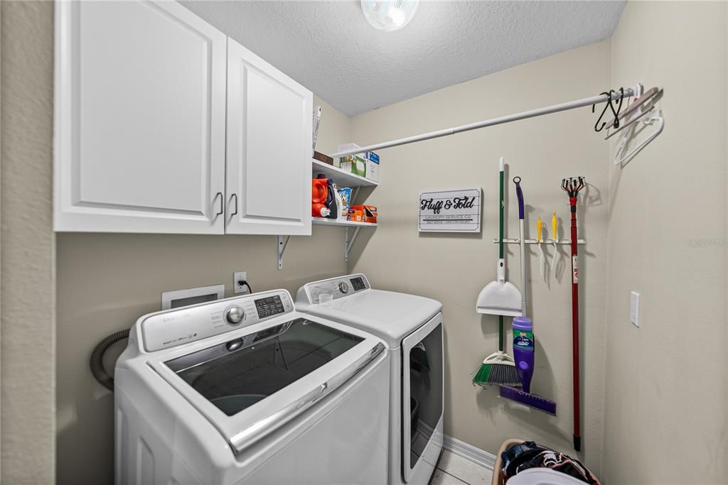 Active With Contract: $389,900 (3 beds, 2 baths, 1647 Square Feet)