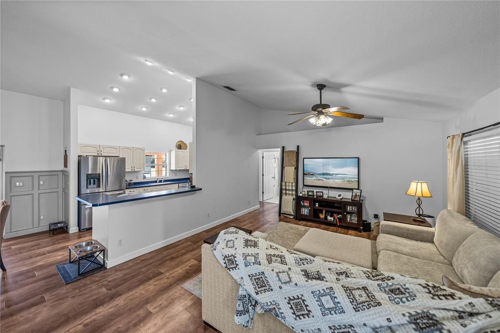 Active With Contract: $389,900 (3 beds, 2 baths, 1647 Square Feet)