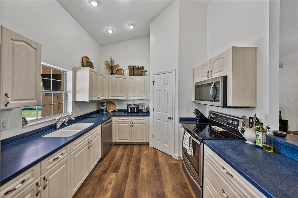 Active With Contract: $389,900 (3 beds, 2 baths, 1647 Square Feet)