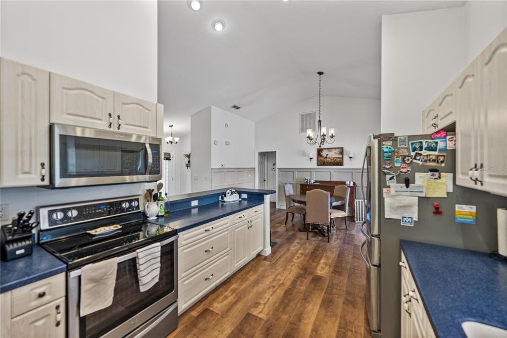 Active With Contract: $389,900 (3 beds, 2 baths, 1647 Square Feet)