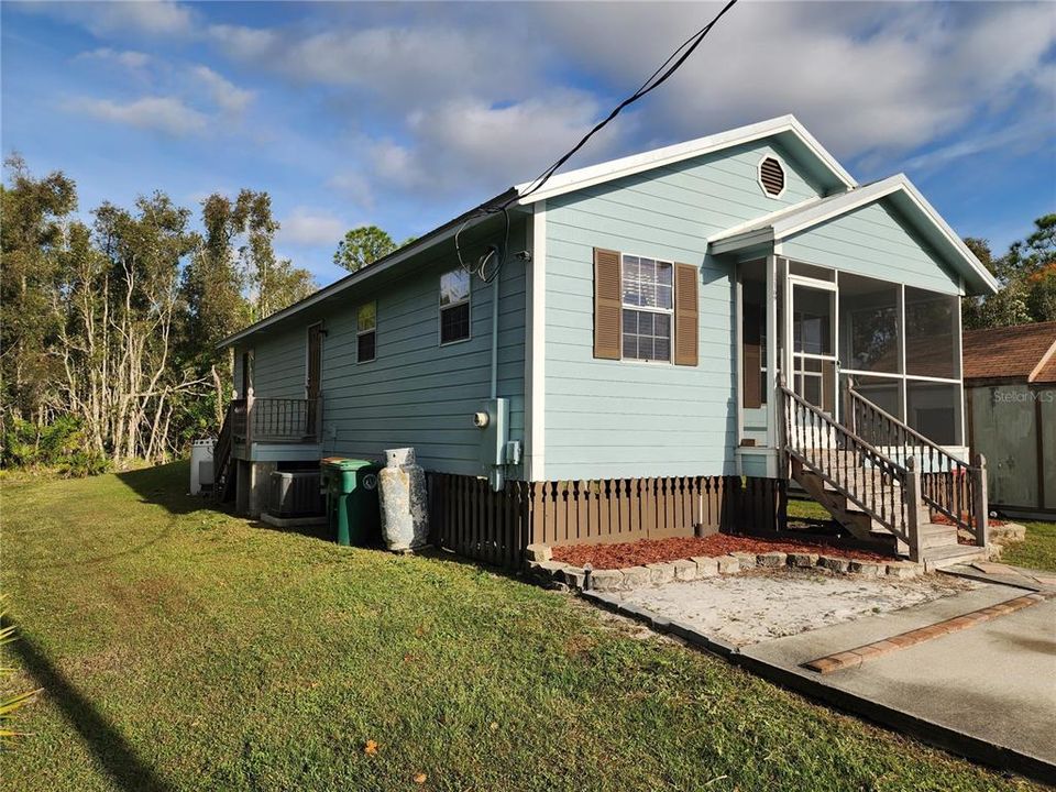 For Sale: $289,900 (2 beds, 2 baths, 1068 Square Feet)