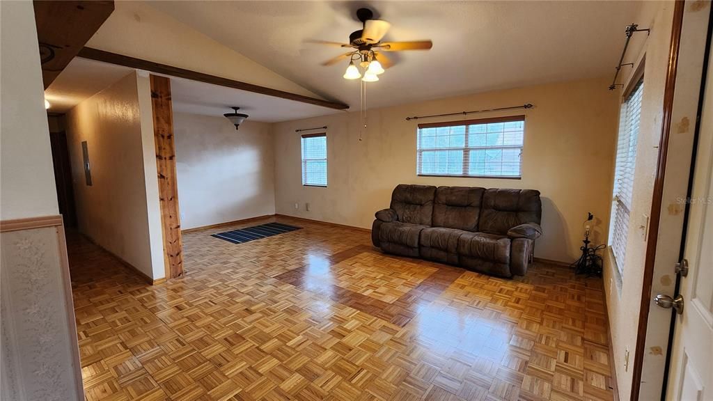 For Sale: $289,900 (2 beds, 2 baths, 1068 Square Feet)