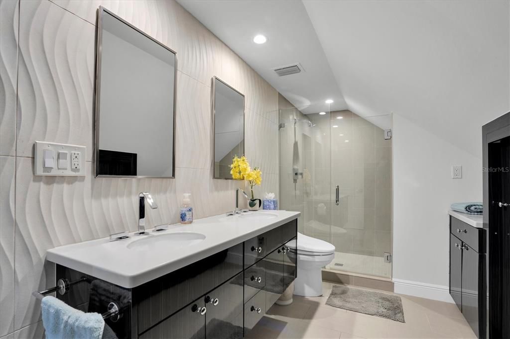 合同活跃: $2,995,000 (4 贝兹, 4 浴室, 3489 平方英尺)