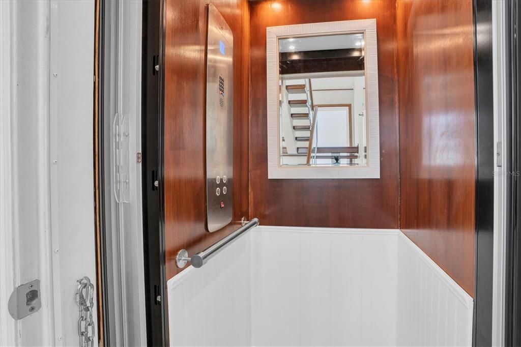 合同活跃: $2,995,000 (4 贝兹, 4 浴室, 3489 平方英尺)