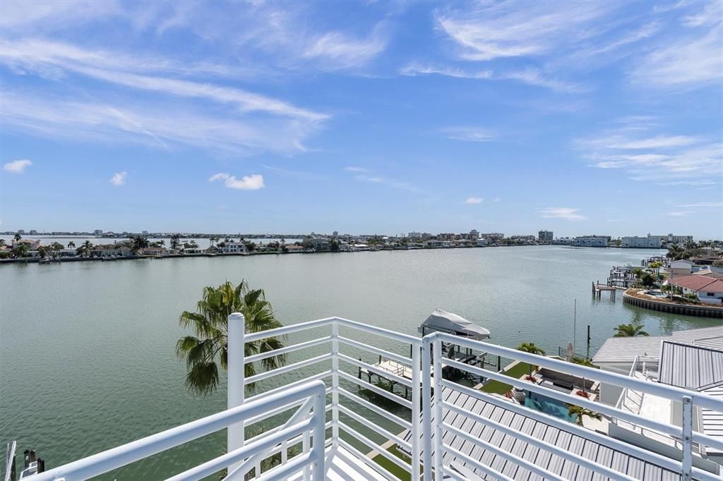 合同活跃: $2,995,000 (4 贝兹, 4 浴室, 3489 平方英尺)