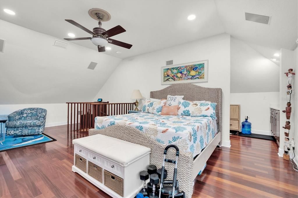 合同活跃: $2,995,000 (4 贝兹, 4 浴室, 3489 平方英尺)