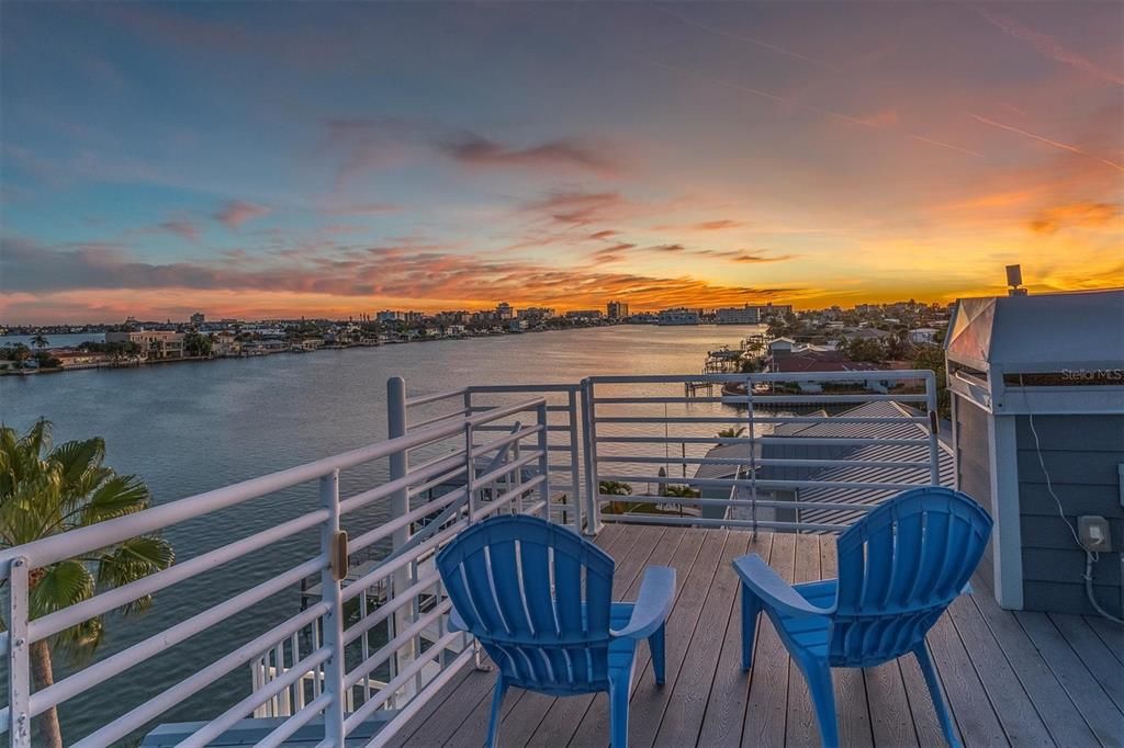 合同活跃: $2,995,000 (4 贝兹, 4 浴室, 3489 平方英尺)