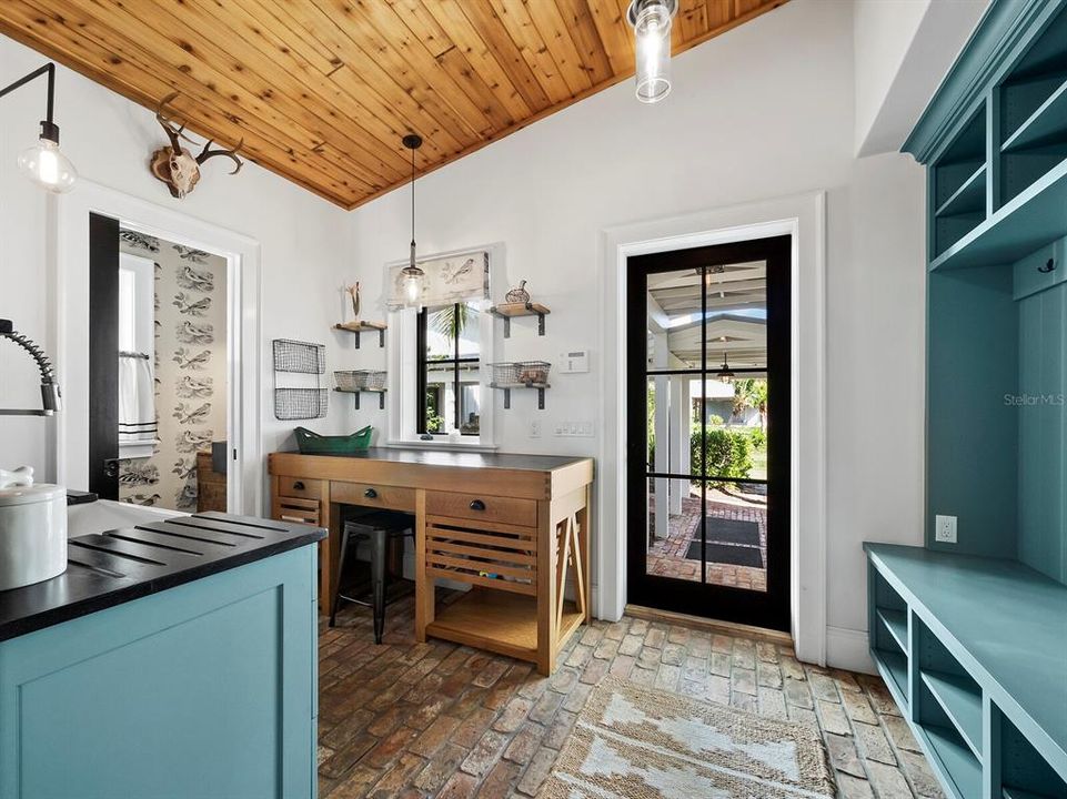 For Sale: $13,995,000 (8 beds, 9 baths, 8402 Square Feet)