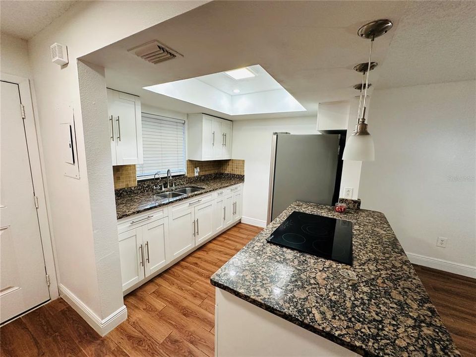 待售: $210,000 (2 贝兹, 2 浴室, 1037 平方英尺)