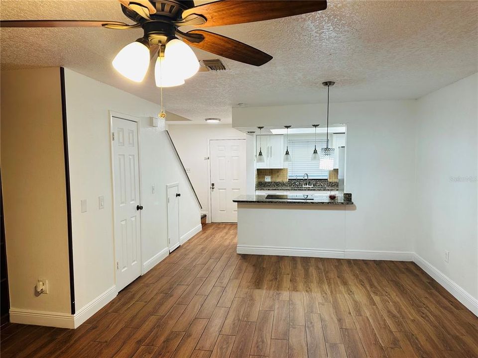 待售: $210,000 (2 贝兹, 2 浴室, 1037 平方英尺)