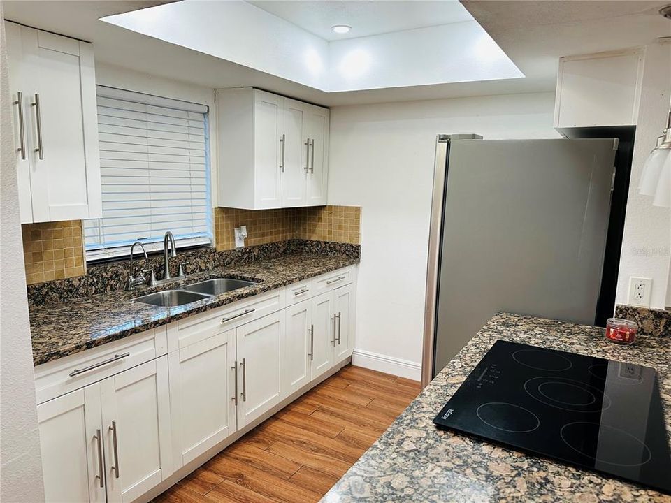 待售: $210,000 (2 贝兹, 2 浴室, 1037 平方英尺)