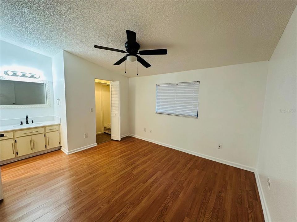 待售: $210,000 (2 贝兹, 2 浴室, 1037 平方英尺)